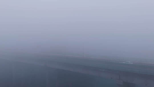 浓雾天气高速公路车辆行驶视频素材模板下载