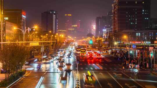 城市晚高峰交通车流路灯夜景延时