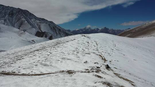 suv汽车越野行驶在一望无际的高山雪原