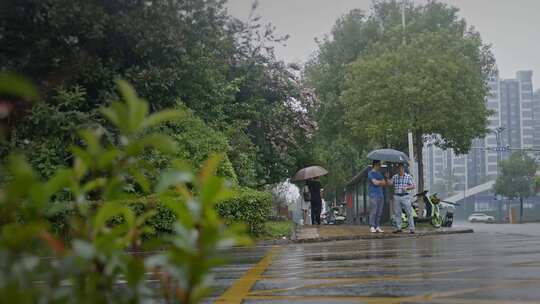 高清实拍下雨天街道打伞人来人往