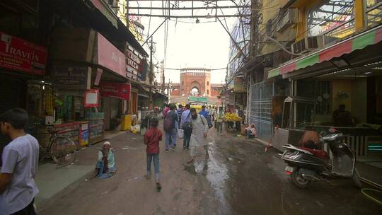 人们在印度街道上行走视频素材模板下载