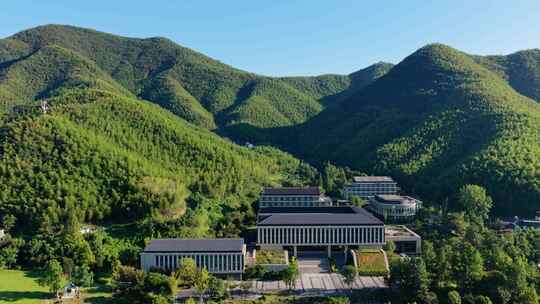 湖州安吉余村风光 大山间的度假酒店