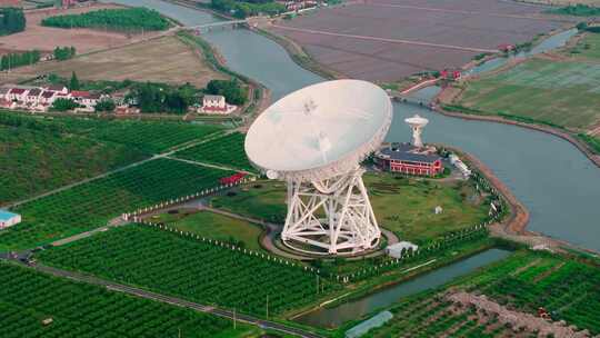 田野中的射电望远镜