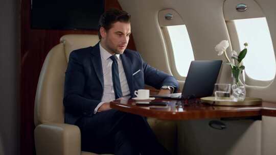 商人，私人飞机，笔记本电脑，视频通话