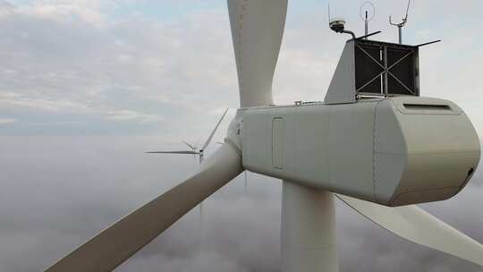 航拍浓雾中的风力发电风车特写