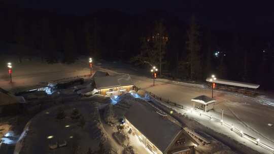 航拍新疆喀纳斯老村冬季夜景雪地小木屋