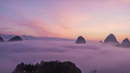 山峦间云雾缭绕的壮丽自然景观