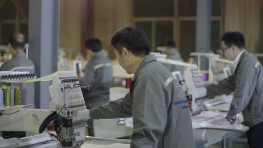 工厂规模机械运作织布机机械制造视频素材模板下载