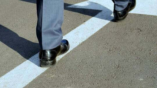 高端成功人士前行背景脚步