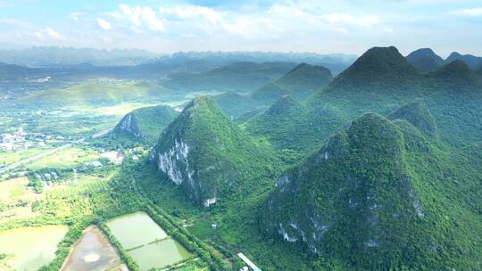 桂林漓江两岸山水风光