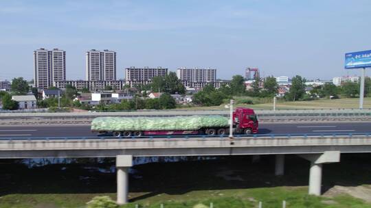 各种大货车-行驶在高速上