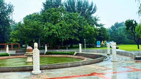 夏日公园中的亭台楼阁在雨中的风景