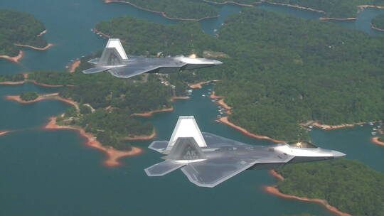 无人机拍摄军事飞机在空中飞行