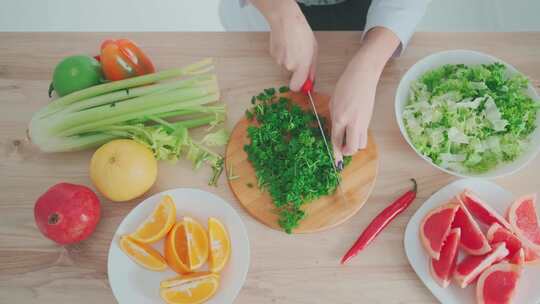 一个年轻女人正在做饭