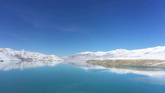 新疆帕米尔高原布伦口白沙湖和雪山航拍风光