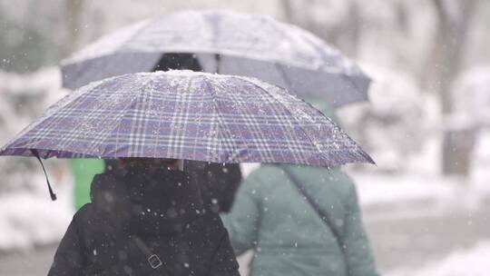 大雪天路上的行人