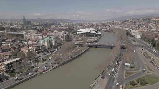 格鲁吉亚第比利斯——2021年4月5日：巴拉塔什维利桥和公共登记处的鸟瞰图。