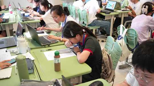 学生们在教室里使用电脑学习的场景