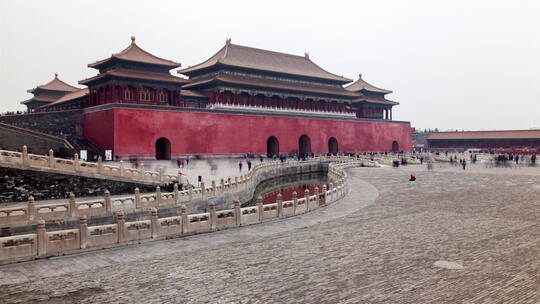 游客参观北京午门