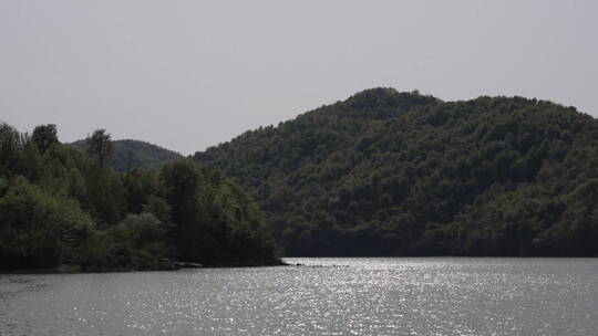 大山深处大山环绕的湖面