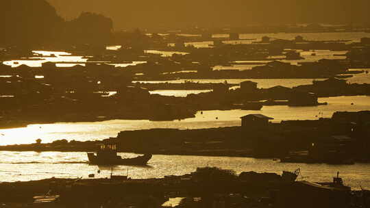 黄昏时海边渔村渔船景象