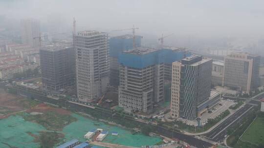 航拍雨雾中的威海环翠绿轴建设工地