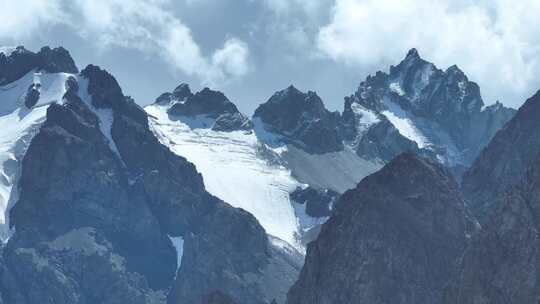 独库公路雪山