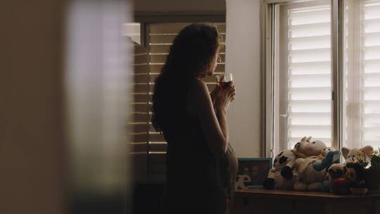 窗口喝茶的孕妇