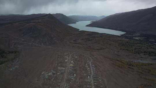 新疆阿勒泰禾木古村落雪山秋色航拍