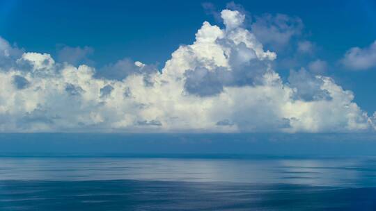 唯美航拍平静的海面大海蓝色多云