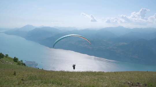 湖上的滑翔伞飞行者视频素材模板下载