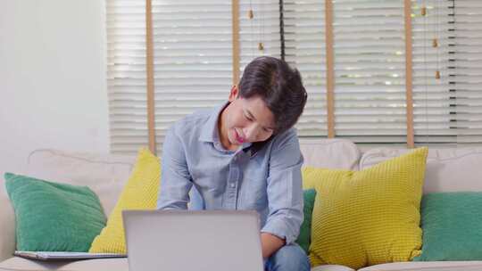 企业家英俊的商业亚洲男人穿着休闲在线在笔记本电脑办公桌上工作视频素材模板下载