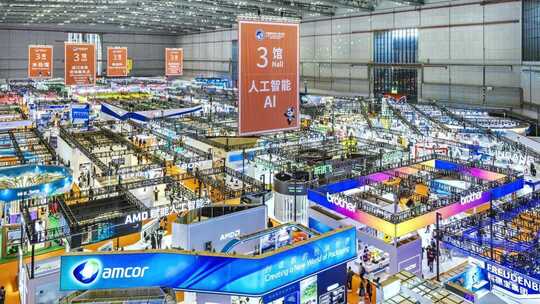 延时-2025第八届进博会现场高视角展会现场