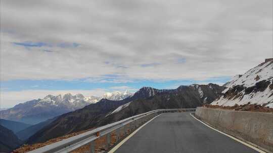 自驾游四川甘孜木雅圣地景区秋色风光视频素材模板下载