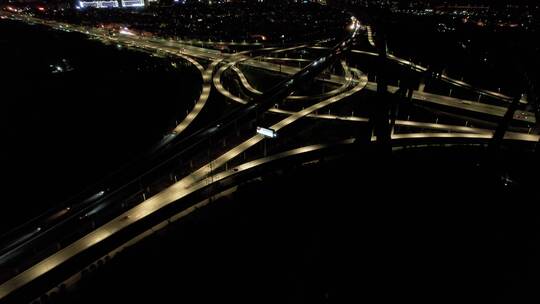 孤独冷清氛围夜晚立交桥来往稀疏的车流视频