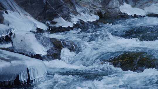 结冰流水山涧清澈溪流河流结冰