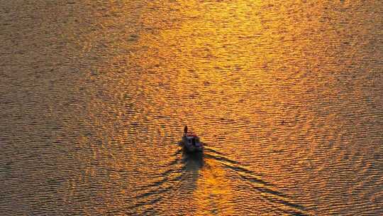 航拍夕阳下的枣庄庄里水库东江大桥水天一色