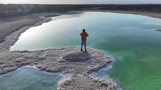 青海海西大柴旦翡翠湖人物湖水航拍视频