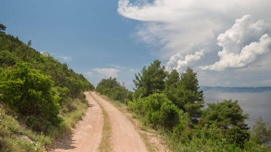 拍摄山间的道路