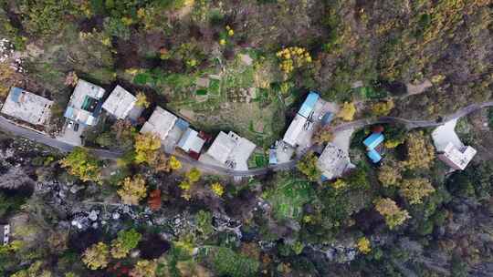 秋天大山里的村庄航拍