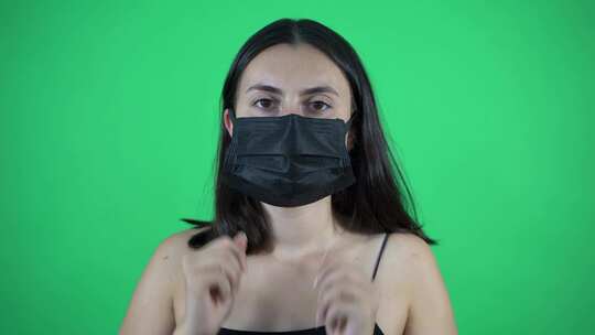 绿屏4K戴黑色口罩的年轻女子视频素材模板下载