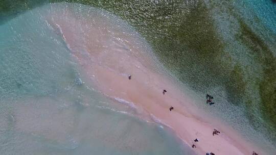 俯拍美丽壮观的海滩沙滩海浪浪花