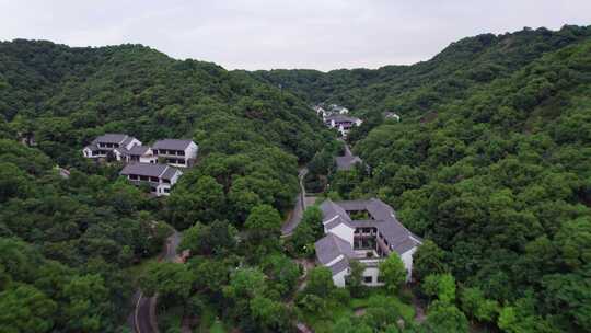 山间的中国传统旅游民宿建筑航拍