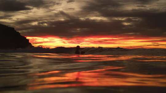 夕阳黄昏海上冲浪