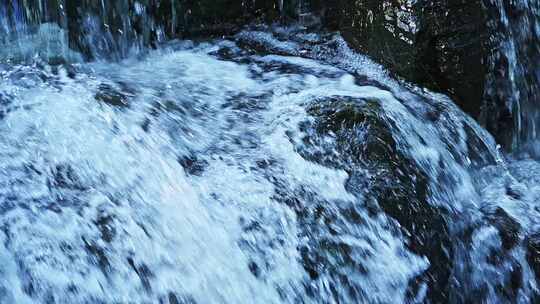 小溪流水溅起白色水花