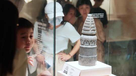 观众在博物馆参观高善穆石造像塔