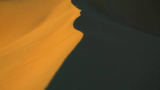 夕阳时分的撒哈拉沙漠