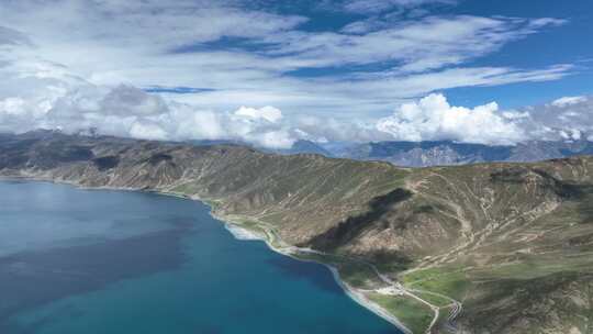 西藏羊卓雍措夏季绿色高山草原风景航拍