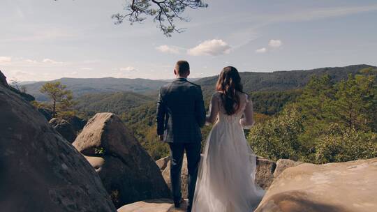 新婚夫妇在山上看风景