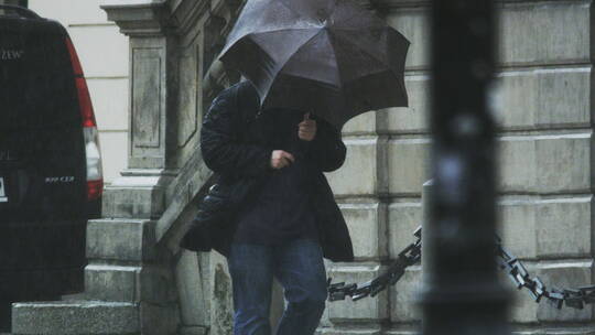 在雨中行走的人